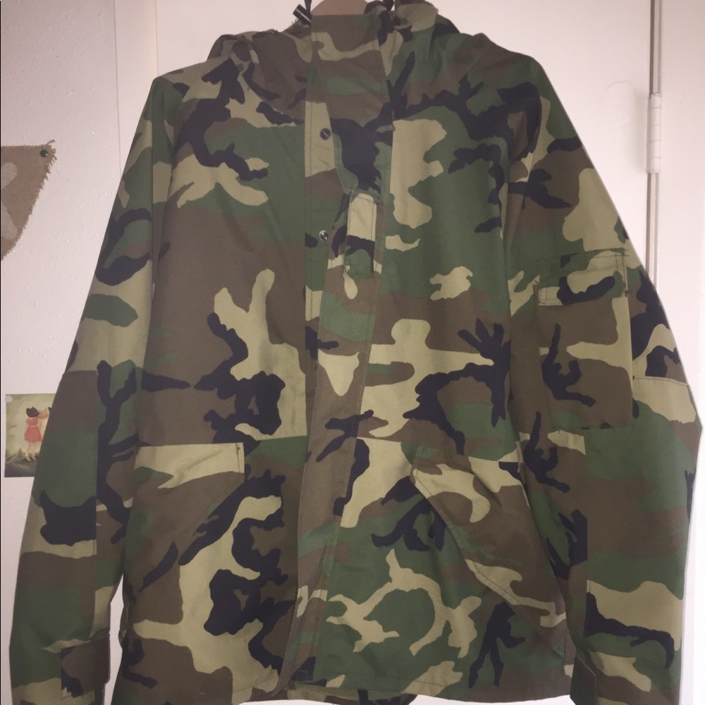 Official U.S. Army Gortex Parka. Large-Short.